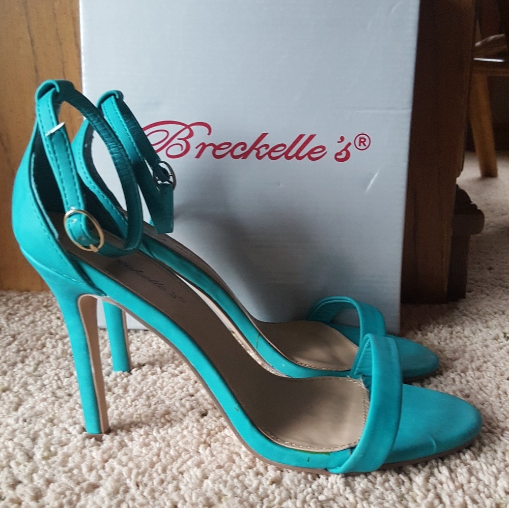 Breckelle's turquoise strappy sandals size 8